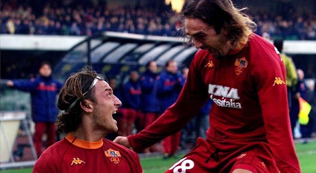 Batistuta compie 50 anni, Francesco Totti: «Tanti auguri re leone»