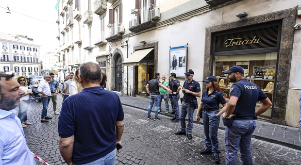 Napoli, il raid a piazza dei Martiri: ecco il punto debole degli uomini-talpa