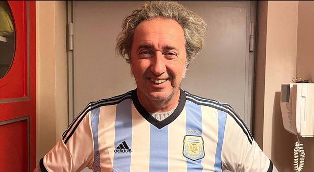 Argentina, fa festa anche Sorrentino con la maglia di Maradona