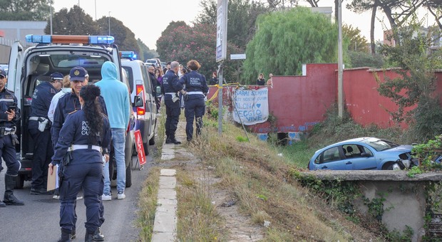 Incidente ad Acilia, auto sbanda e finisce nel fossato: operaio Ama muore a 65 anni