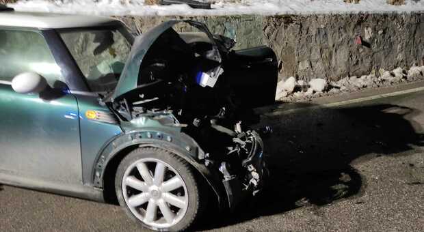 Incidente in Val di Zoldo. Invasione di corsia, violento frontale tra due auto: tre persone ferite, grave un 60enne