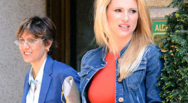 Michelle Hunziker, sexy mamma in rosso con l'amica Giulia Bongiorno
