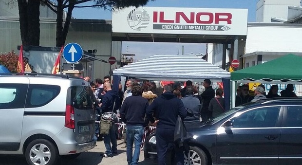 Tensione alla Ilnor, dipendenti in protesta bucano gomme al dirigente