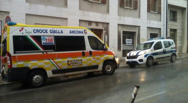 Donna colpita da malore in piazza Roma trasportata a Torrette per i controlli