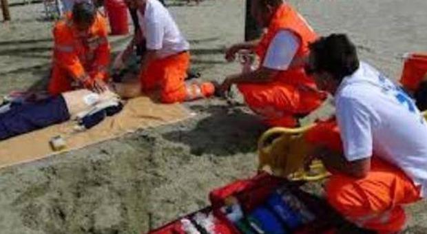 Latina, sul litorale di Sperlonga task force verifica la presenza di defibrillatori negli stabilimenti
