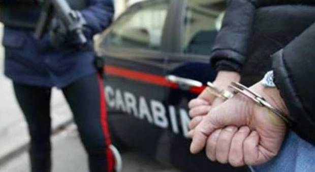 Termini, picchiano due donne con il tirapugni per rapinarle: arrestati due romeni