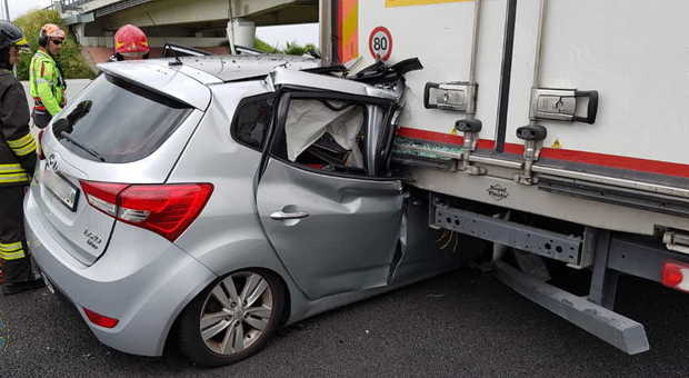 Incidente tragico sulla A4: auto contro un furgone, donna muore all'istante