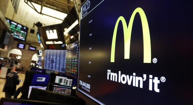 McDonald's silura il ceo per la relazione con una dipendente e cala a Wall Street