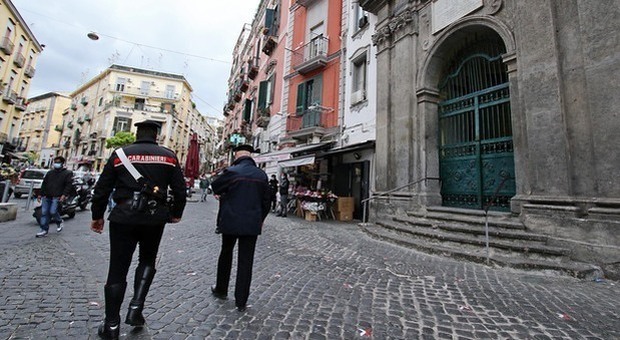 Minorenni feriti alla Sanità, killer in fuga da Napoli: il boss vuole vendetta
