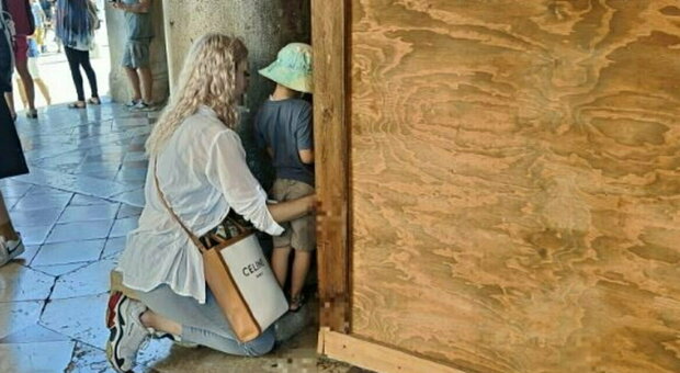 Una foto diventata virale in poco tempo. E' quella di una mamma che fa fare pipì al figlio in piazza San Marco a Venezia