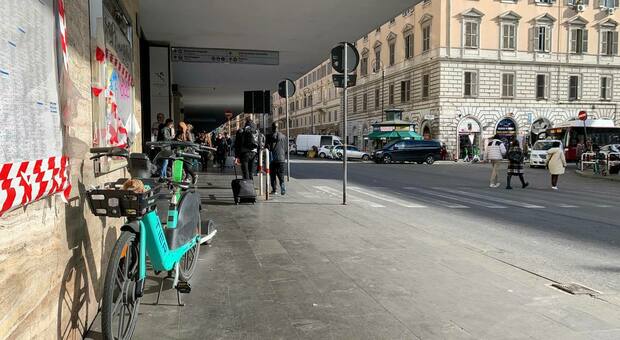 Ragazza rapinata in via Giolitti da un ladro in bicicletta: «È comparso dal nulla»