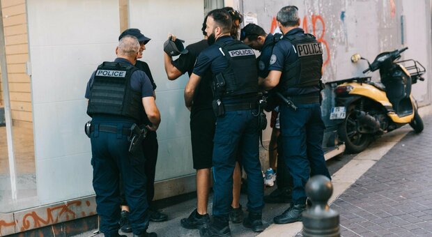 Francia, un morto a Marsiglia durante i disordini. «Forse colpito da un proiettile flash-ball della polizia»