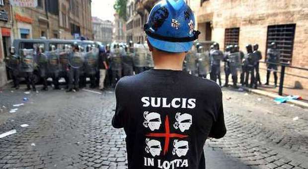 Un manifestante Alcoa a Roma