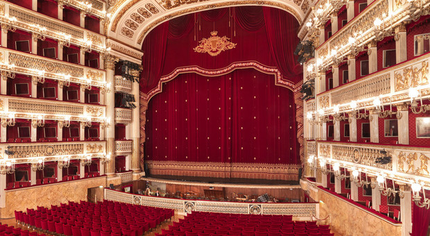Il Teatro San Carlo lancia l’hashtag #stageathome e porta il palcoscenico nelle case di tutti