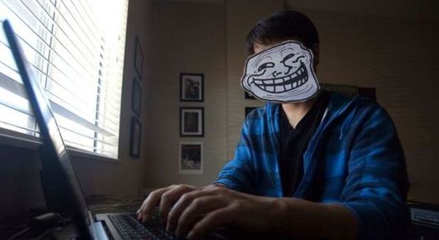 Guerra ai troll: «Chi insulta ​e minaccia sul web rischia fino a due anni»