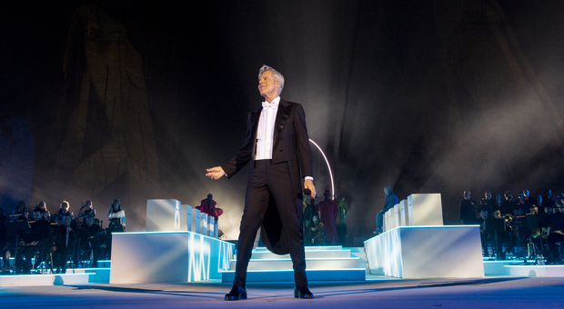 Claudio Baglioni conquista le Terme di Caracalla al debutto dei suoi dodici concerti: arena sold out e pubblico in visibilio