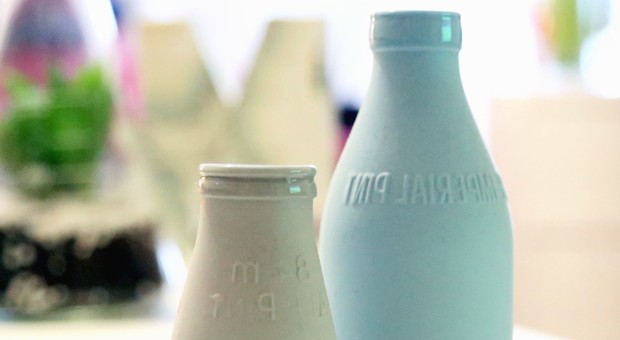 Arrivano le etichette termiche sulle bottiglie del latte: cambiano colore per proteggerci. Ecco come funzionano