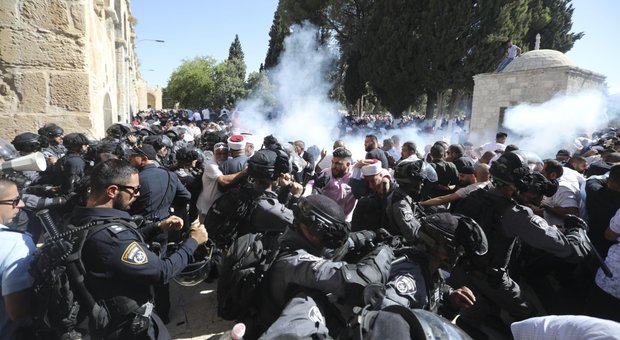 Gerusalemme, scontri nella Spianata delle Moschee: decine di feriti