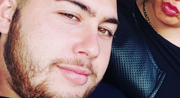 Giostraio muore folgorato a 23 anni: stava allestendo l'autoscontro del luna park