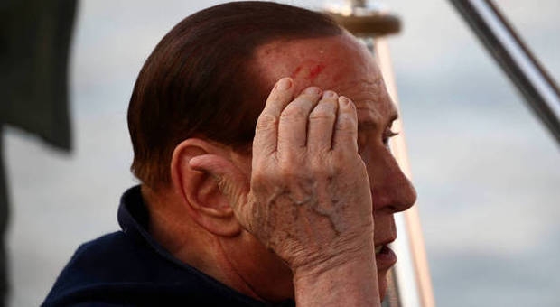 Berlusconi in vacanza a Saint Tropez: sale in barca e si ferisce alla testa
