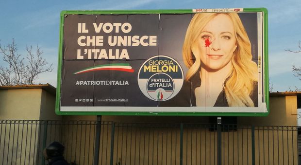 Napoli, rosso sangue sui manifesti della Meloni: «Clima d'odio, De Magistris condanni»