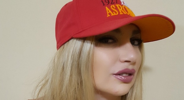 La sexy star Lisa Torrisi esulta: quasi azzeccato il pronostico per la Roma