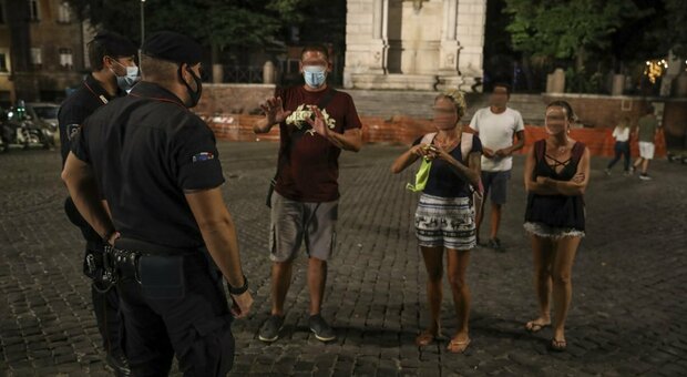 Roma, controlli anti-Covid, i vigili: «I nuovi divieti? Non li capiamo, difficile fare multe»