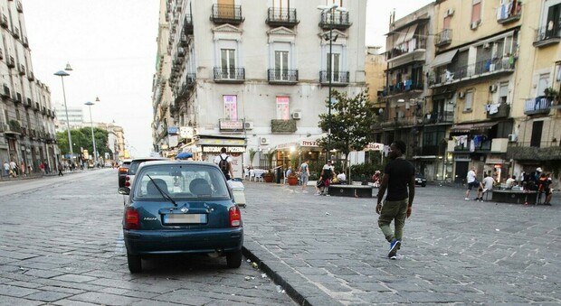Napoli, al Mercato denunciati due parcheggiatori abusivi