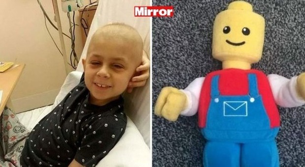 Bimbo con una malattia rara perde il peluche Lego: ​mamma posta foto su Fb per ritrovarlo