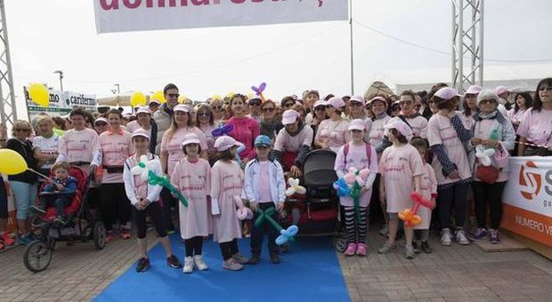 Porto Sant'Elpidio, centinaia di donne alla camminata sul lungomare
