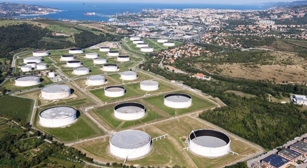 Incidente in mare: petroliera perde gasolio davanti all'oleodotto