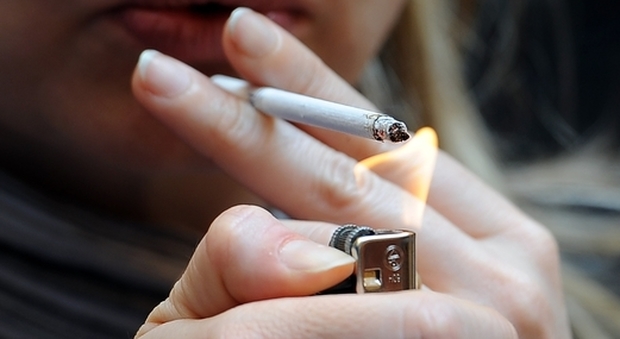 Fumo all'aperto, il divieto sbarca alle Camere: «Anche delle e-cigarette»