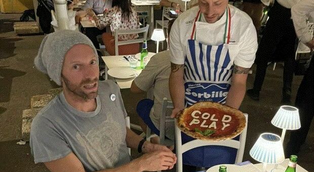 Coldplay a Napoli, Chris Martin a cena da Sorbillo (con pizza dedicata) poi a passeggio sul lungomare