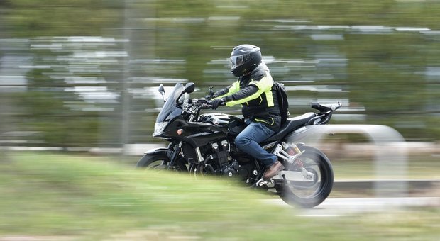 Motociclista sfreccia a 210 km orari in tangenziale: beccato dal Telelaser Ultralyte (Foto di Santa3 da Pixabay)