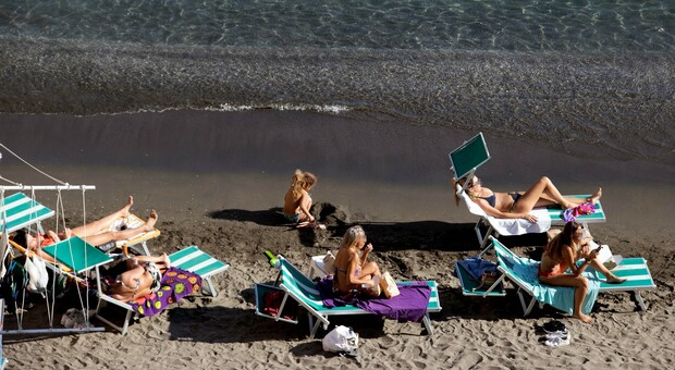 Napoli, conto alla rovescia per il ritorno in spiaggia: rischio stangata e caos ormeggi