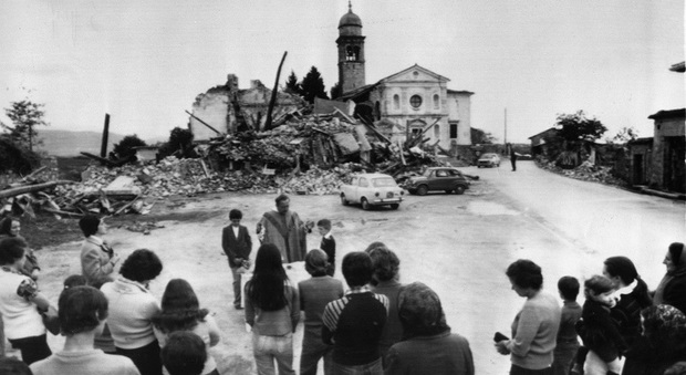 Ecco come il terremoto del 1976 ridusse il paese adottivo di Nievo