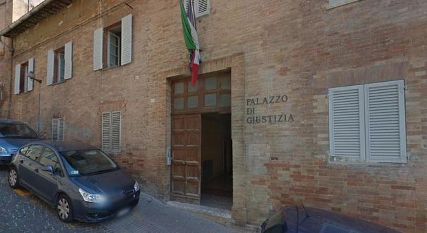 Urbino, il suo amico diventa amante della compagna: denuncia per stalking