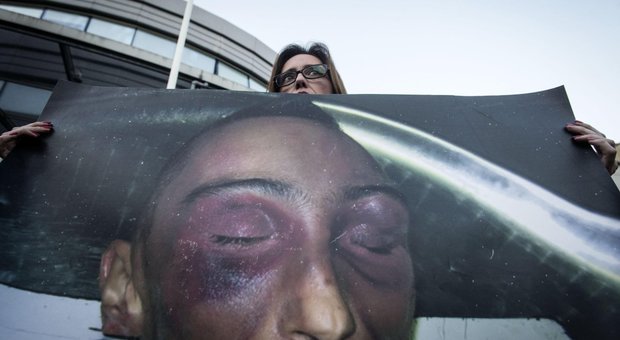 Ilaria Cucchi mostra la foto del fratello Stefano dopo la sentenza della corte d'appello sul processo Stefano Cucchi (FOTO ANSA)