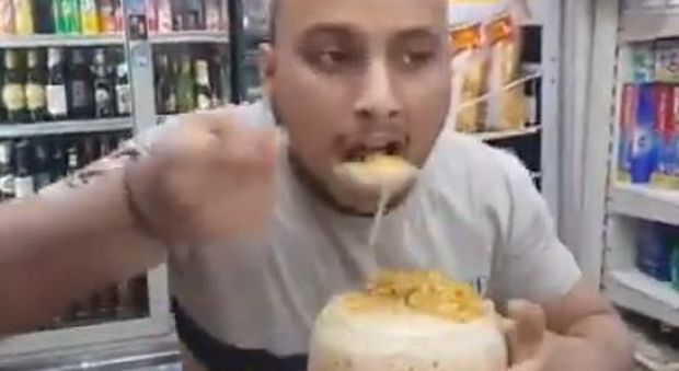 Napoli, titolare del negozio «'O Bangladin» distrugge tutto e diventa fenomeno Instagram. Poi la bufera: «Può attrarre clienti così?»