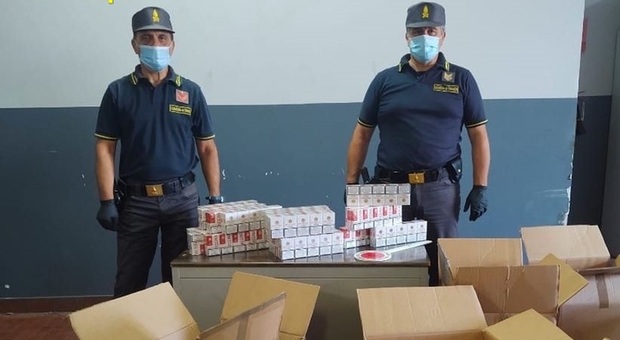 Contrabbandiere con il reddito di cittadinanza, arrestato con 190 chili di sigarette