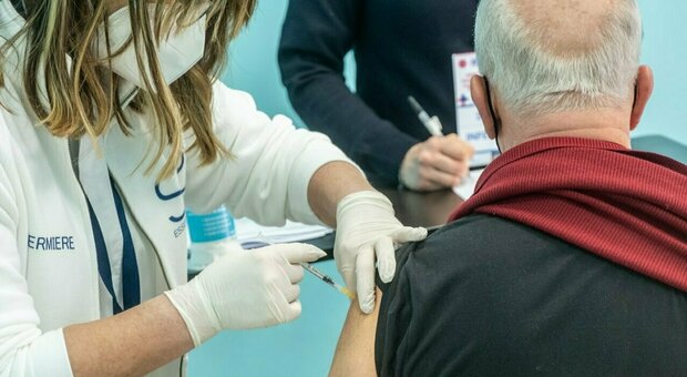 Napoli, via alla quarta dose per i fragili: chi deve farla, quali vaccini si usano