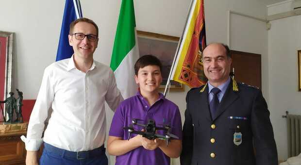 Riccardo Del Pio con il sindaco Fabio Chies e il comandante Claudio Mallamace