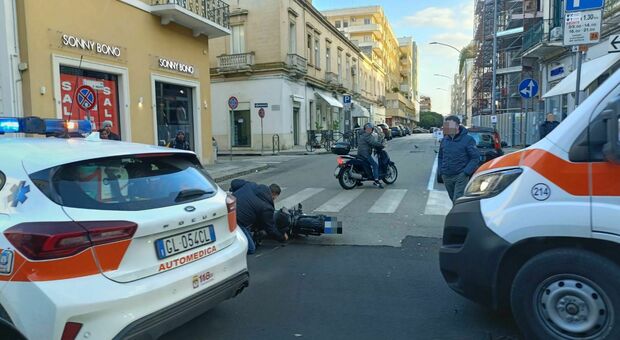 Incidente stradale in pieno centro a Lecce: scooter contro auto a pochi passi da piazza Mazzini