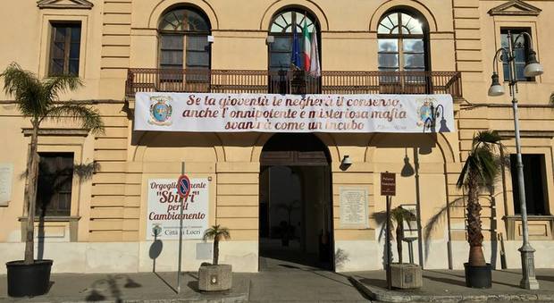 Il cartellone davanti al Municipio di Locri