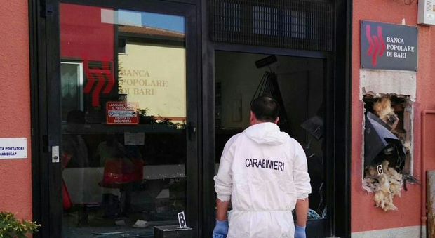 Migliaia di euro dal bancomat portati via dopo l'esplosione