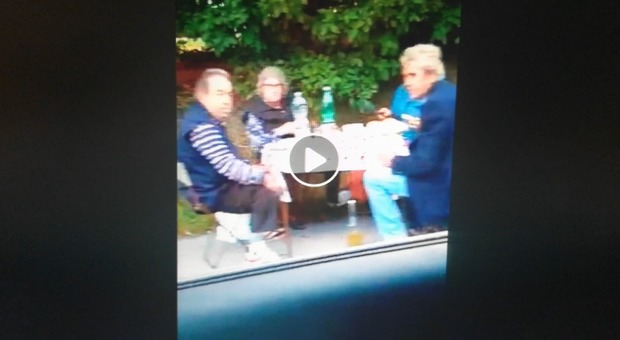 Quattro anziani improvvisano un picnic lungo via Flaminia