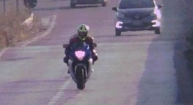 Motociclista a 210 km/h in tangenziale: rischia fino a 3.400 euro di multa