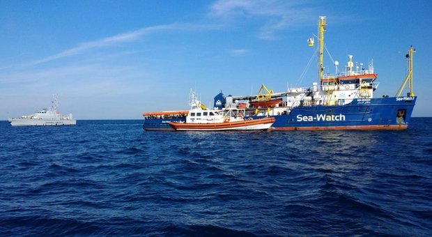 Sea Watch, la Capitaneria chiude il tratto di mare intorno alla nave con 47 migranti