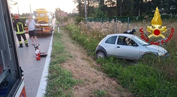Incidente stradale a Rivignano, un'auto finisce contro un palo Telecom.