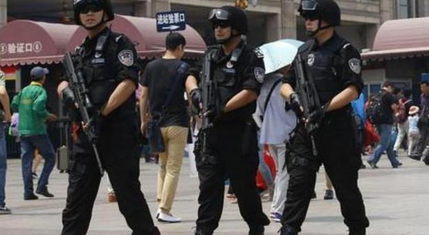 Cina, proibito il burqa nella regione “musulmana”: la polizia uccide 6 presunti terroristi
